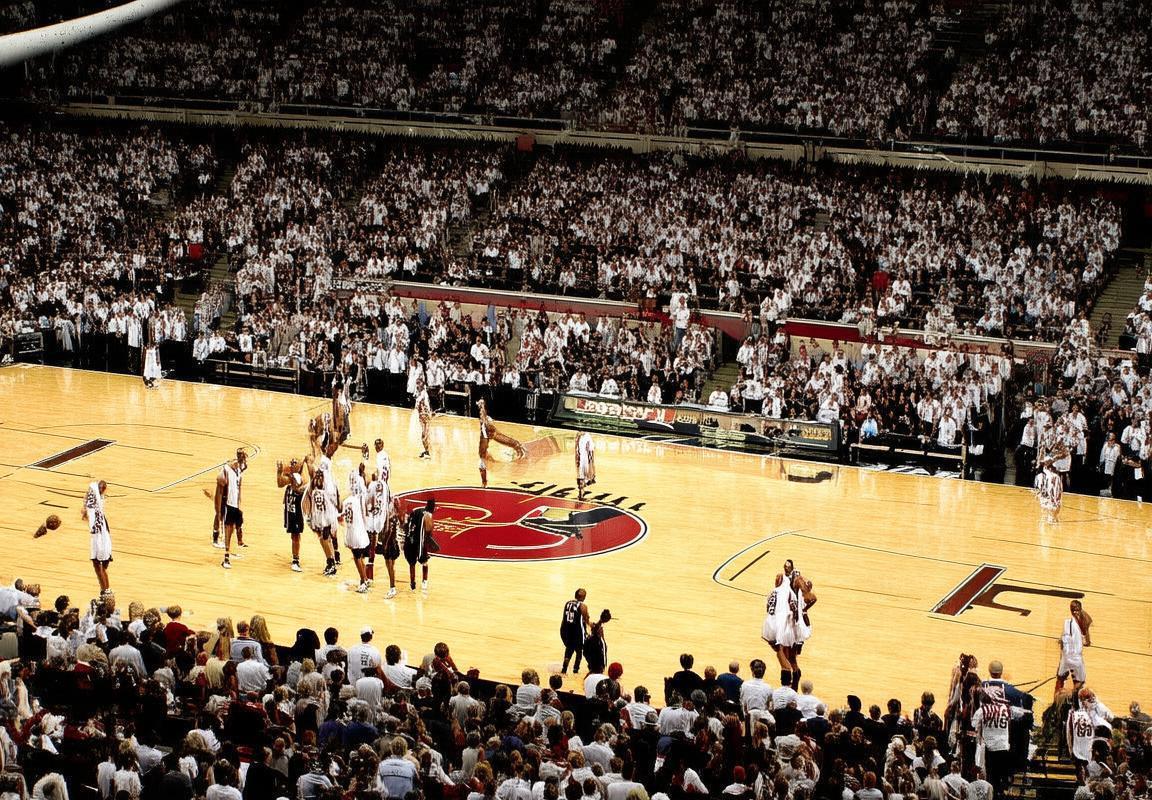 2004年NBA总决赛：邓肯与韦德巅峰对决，篮球传奇诞生